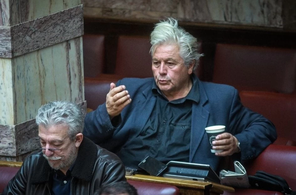 O Παπαχριστόπουλος αφού ψήφισε τις Πρέσπες, κάνει duckface στη Βουλή (εικόνα)